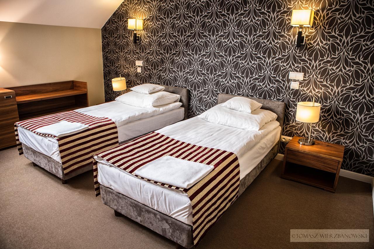 Hotel Lord Krosno Bagian luar foto