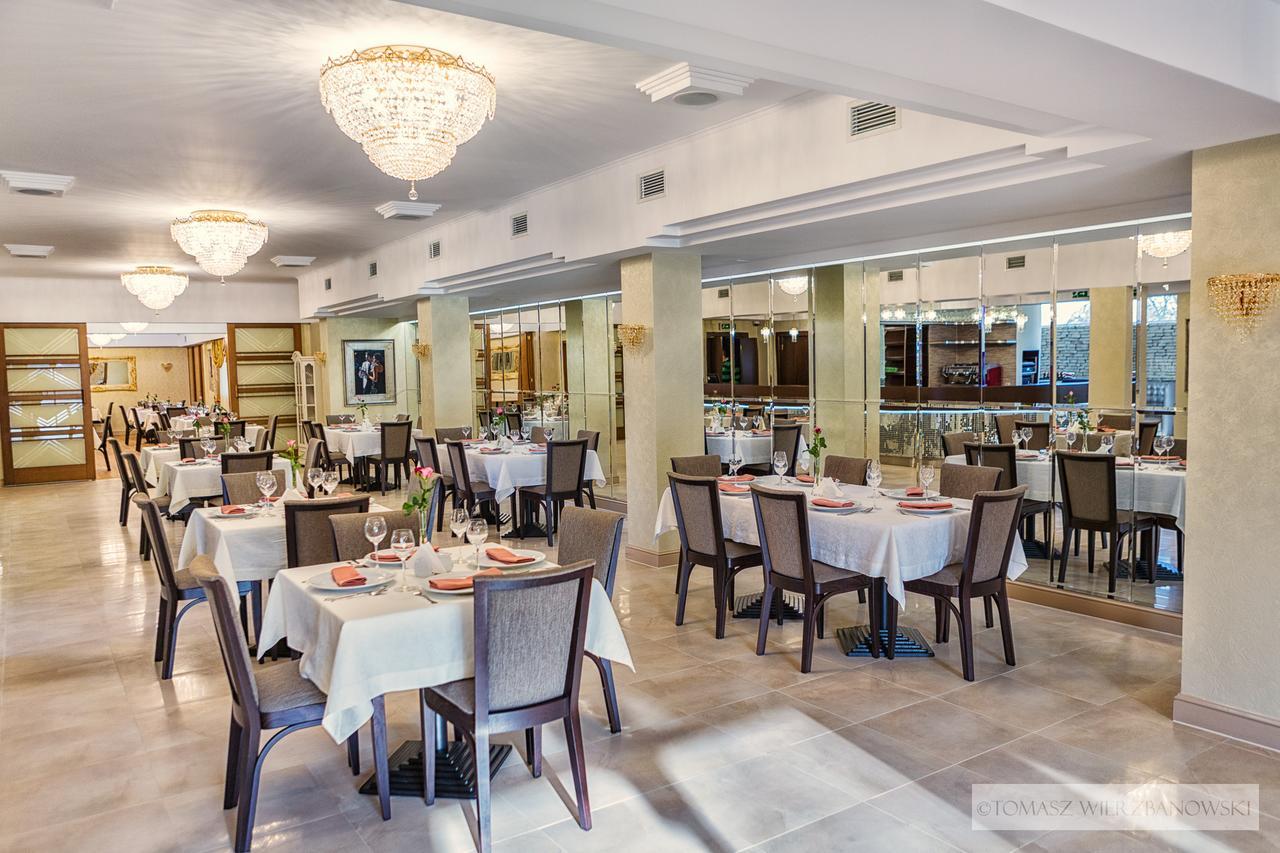 Hotel Lord Krosno Bagian luar foto