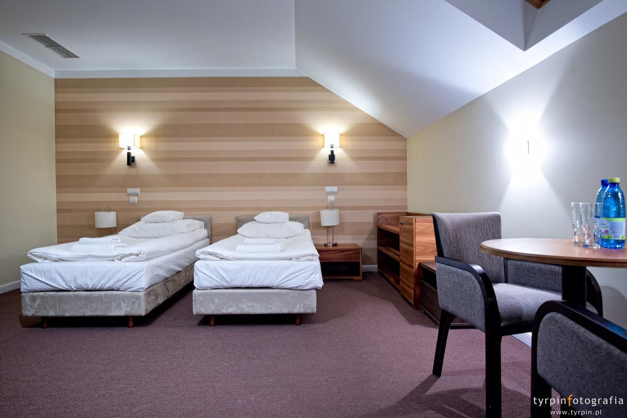 Hotel Lord Krosno Bagian luar foto