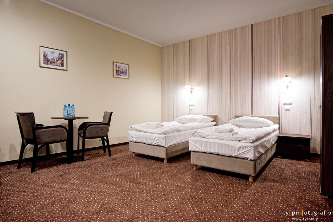 Hotel Lord Krosno Bagian luar foto
