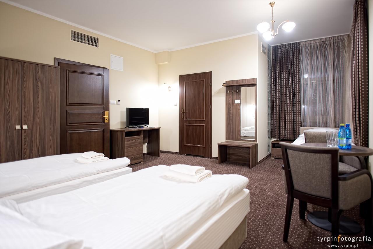 Hotel Lord Krosno Bagian luar foto