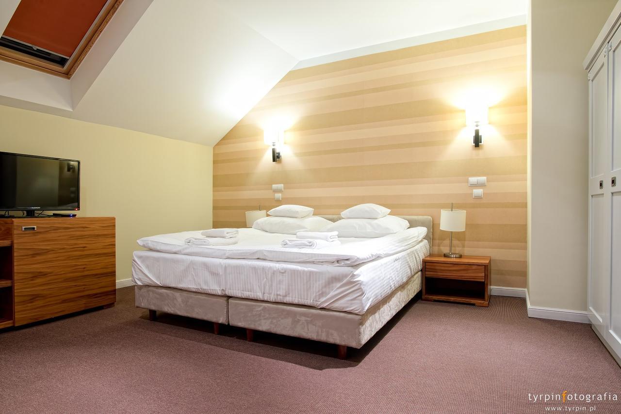 Hotel Lord Krosno Bagian luar foto
