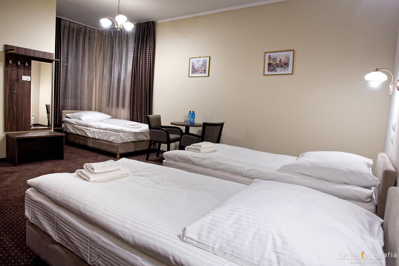 Hotel Lord Krosno Bagian luar foto
